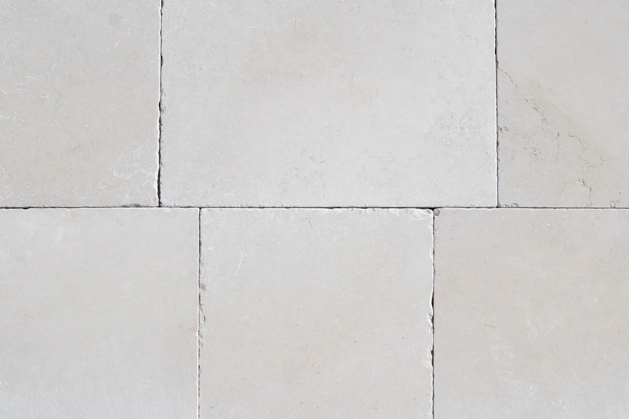 Dalles beige clair équarries aux joints fins