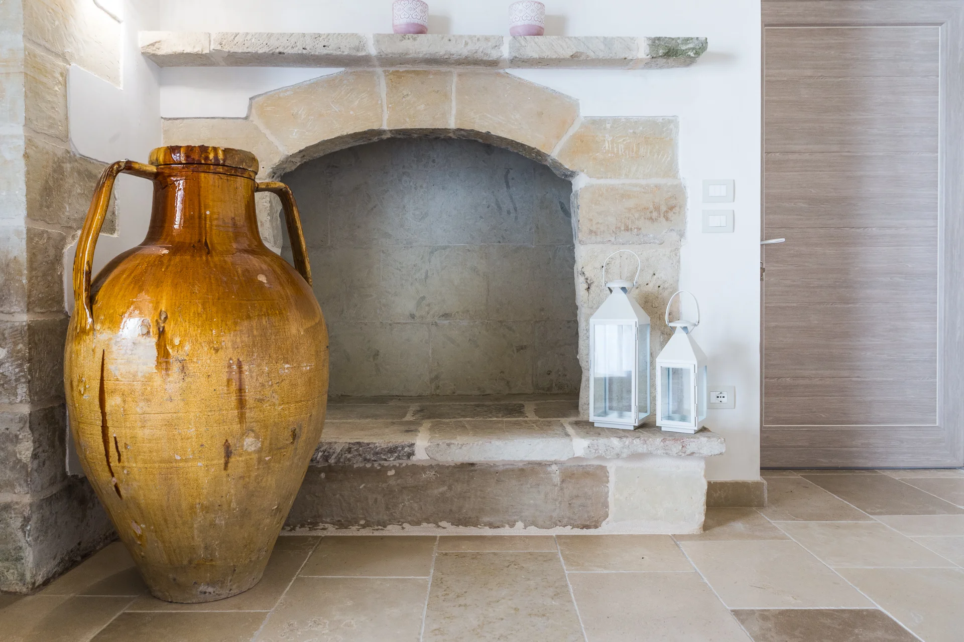Interior niche clad in Trani stone with an amphora