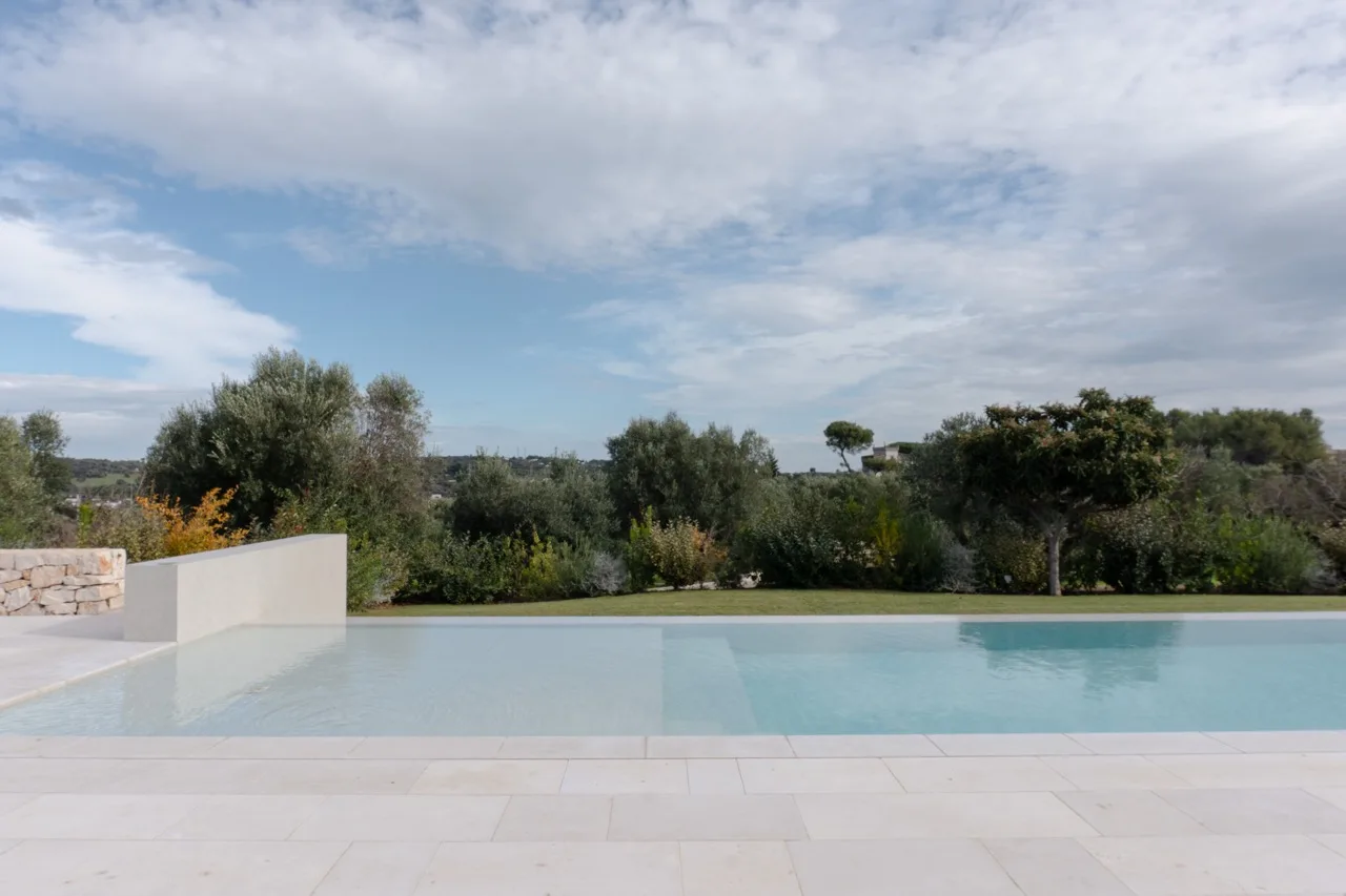 Bordo piscina in pietra finitura Cream Sablè, superficie bianca antiscivolo