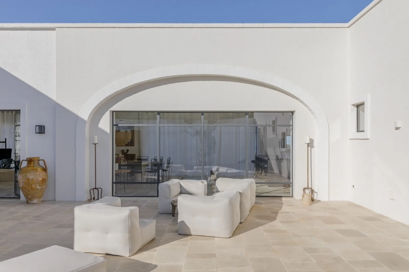 Corte di una masseria con pavimento in pietra finitura Crema classico