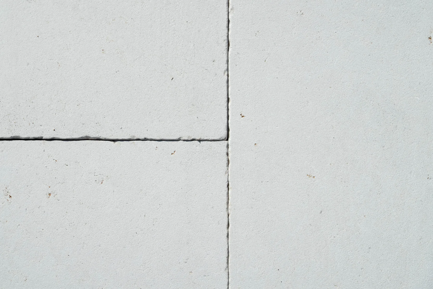 Dettaglio della superficie sablé bianca e omogenea di una pavimentazione Linea Classica