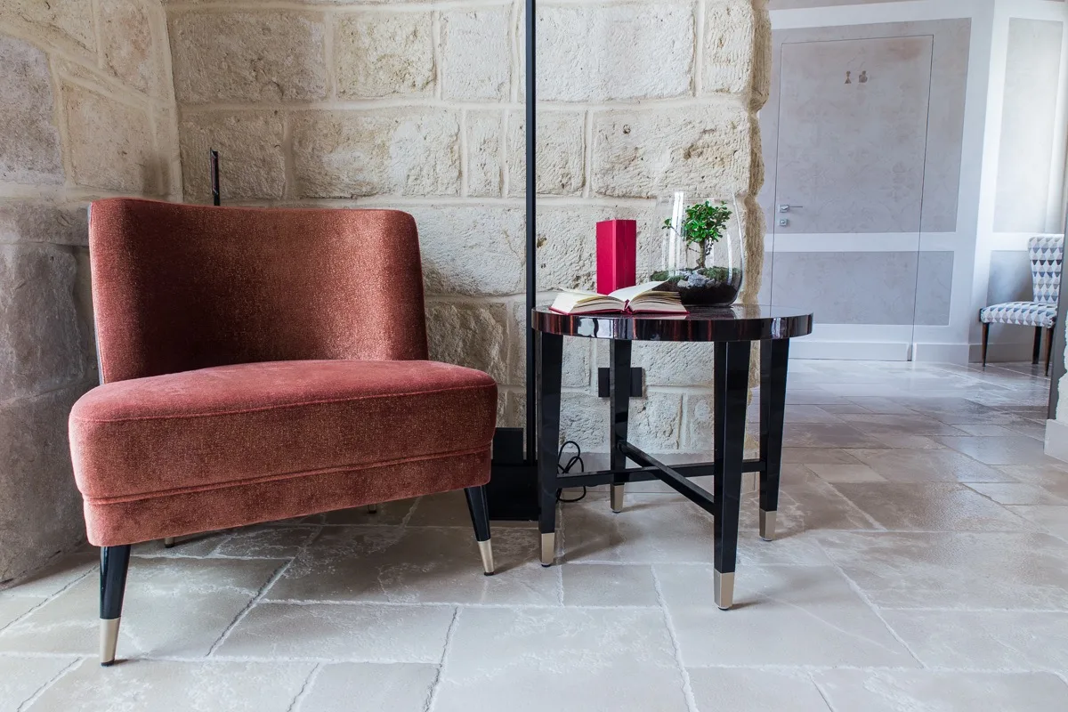 Interior wall in Trani stone blocks with an antique beige floor