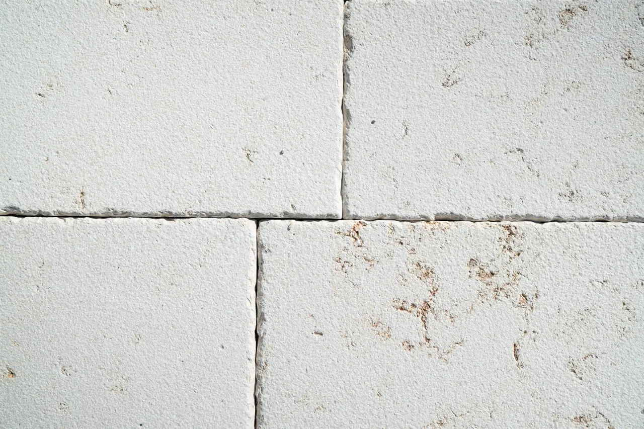 Lastre in pietra di Trani Linea Rustica con bordi frastagliati e venature ambrate