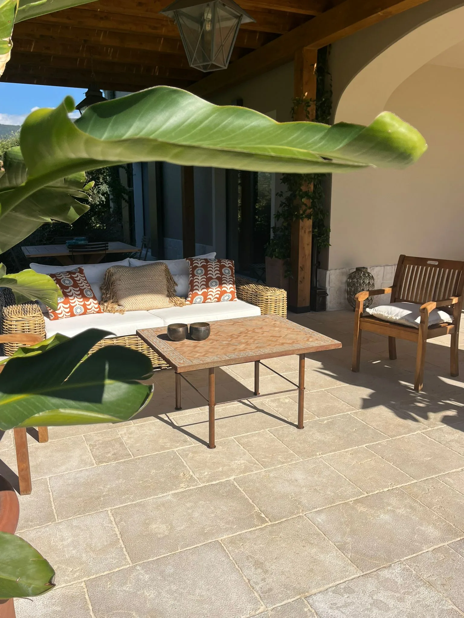 Patio coperto con pavimentazione in pietra finitura Crema antico