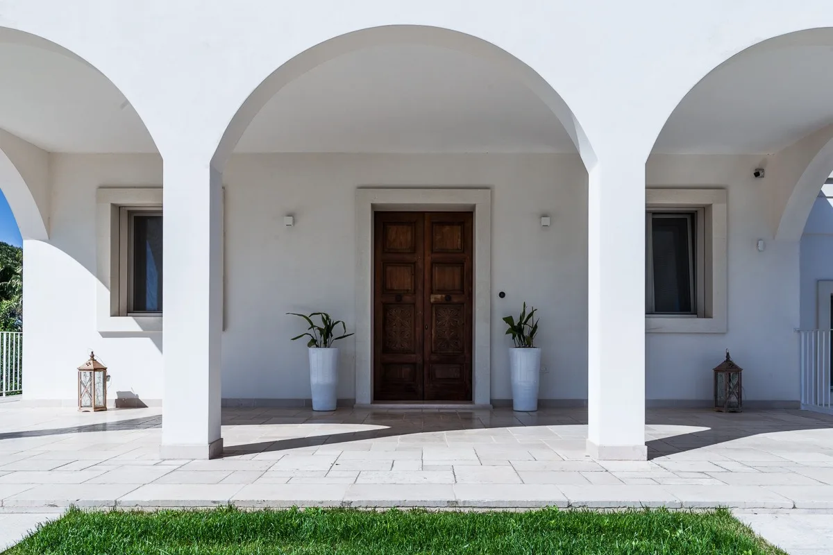 Arched portico in Trani stone with classic beige paving