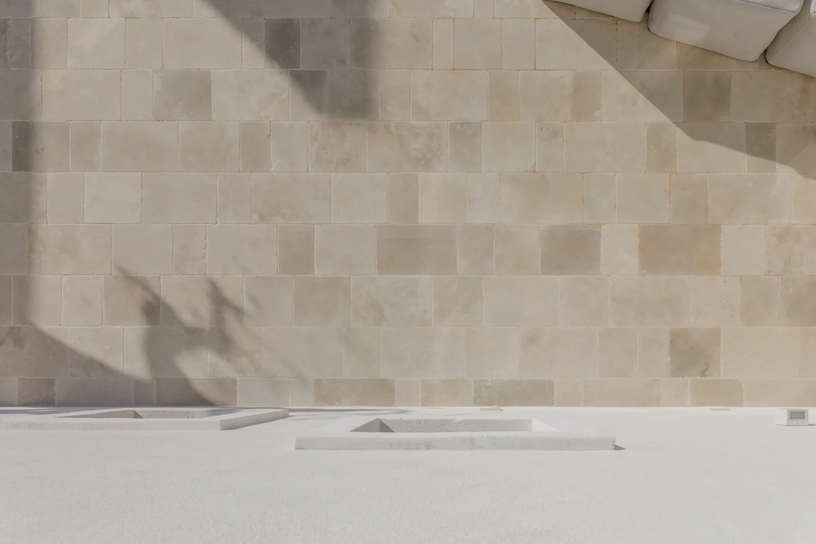 Cladding in dressed Trani stone blocks on an external wall