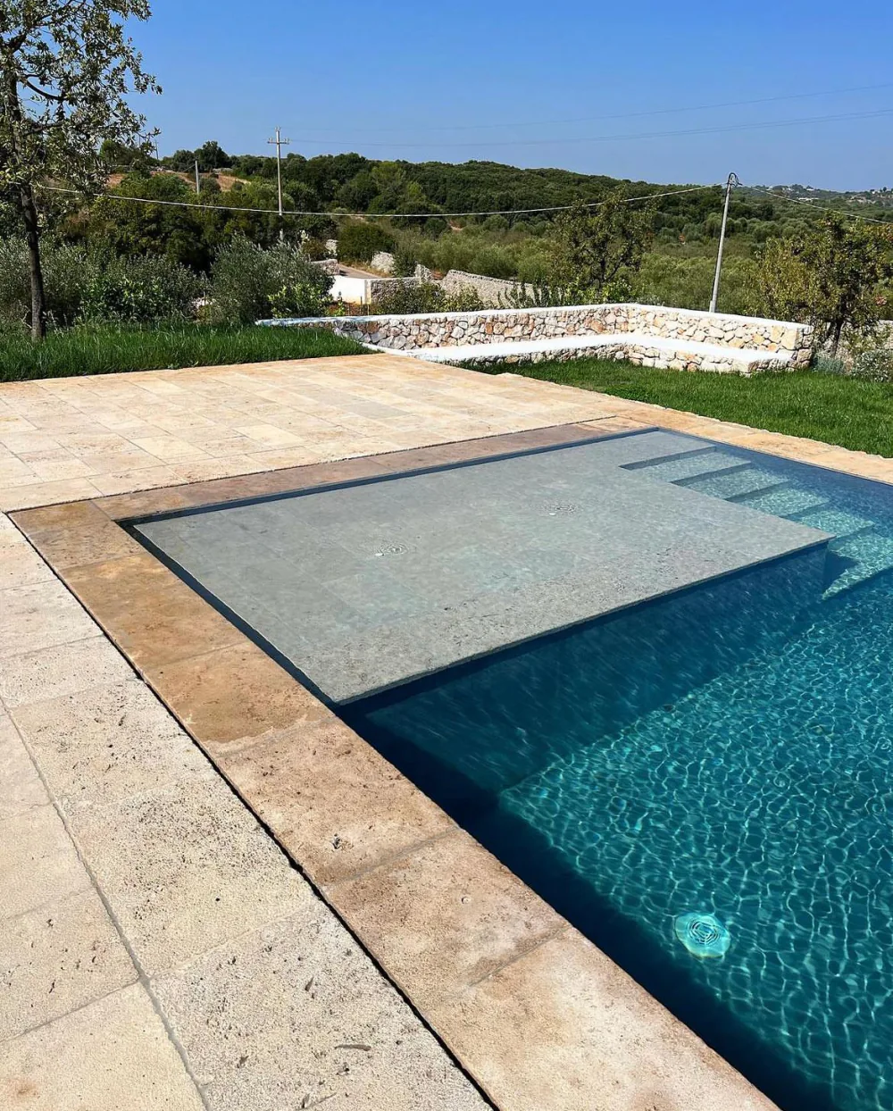 Solarium piscina in pietra finitura Brown rustico dalle tonalità calde
