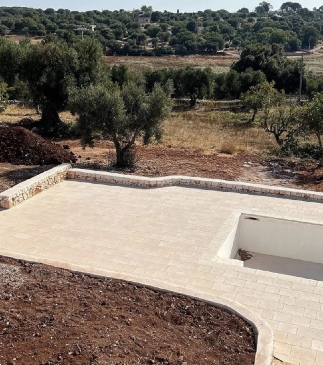 Primo piano di lastre in marmo Trani bocciardato con superficie ruvida e granulosa