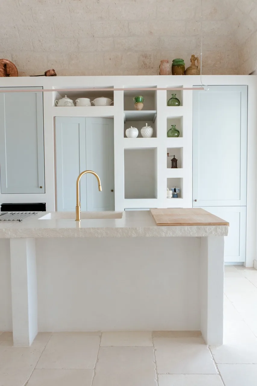 Pavimento interno in marmo Trani bianco uniforme in una cucina in muratura