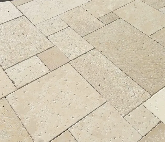 Pavimento in chianca classica di Trani con lastre beige di formati misti