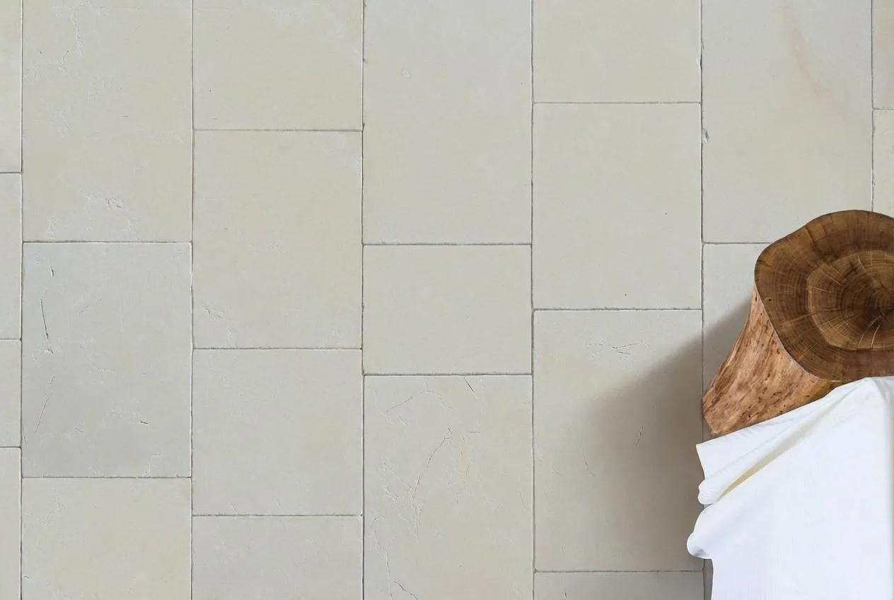Primo piano di lastre in marmo biancone extra dal colore bianco uniforme
