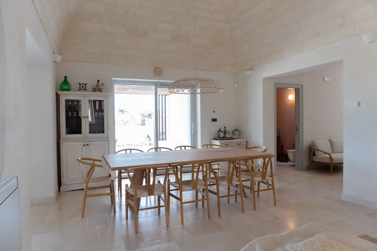 Primo piano di lastre in marmo bianco stonalizzato con tonalità avorio diverse tra loro