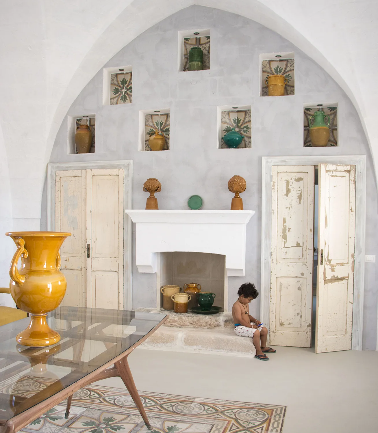 Salone con volta ad arco e nicchie che ospitano orci in terracotta