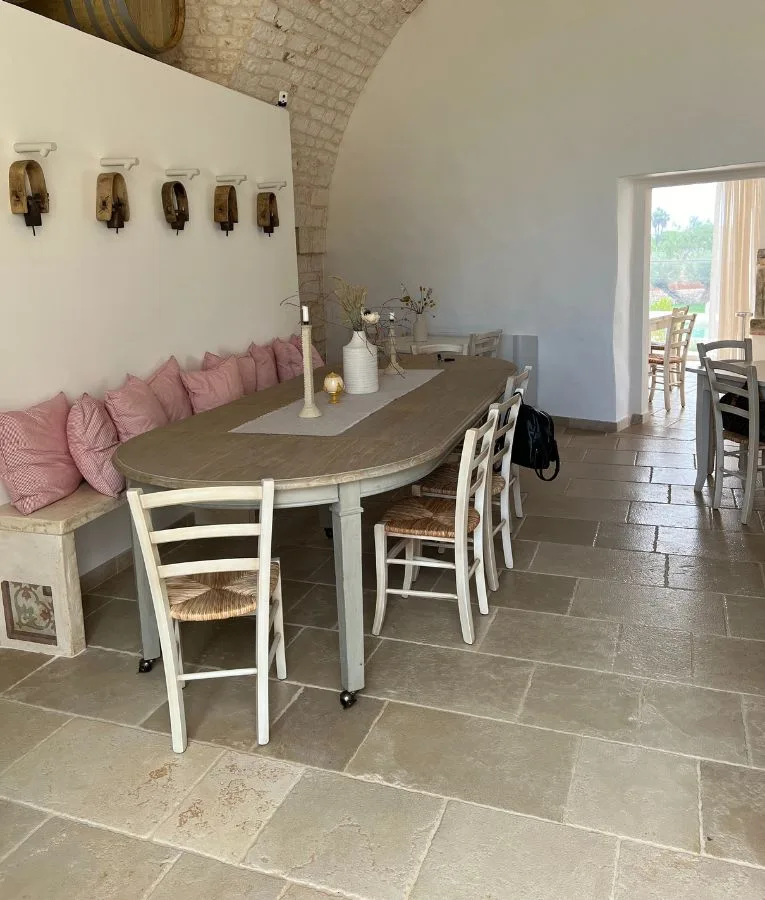 Dining room with a vault in stone blocks, a bench and a long table
