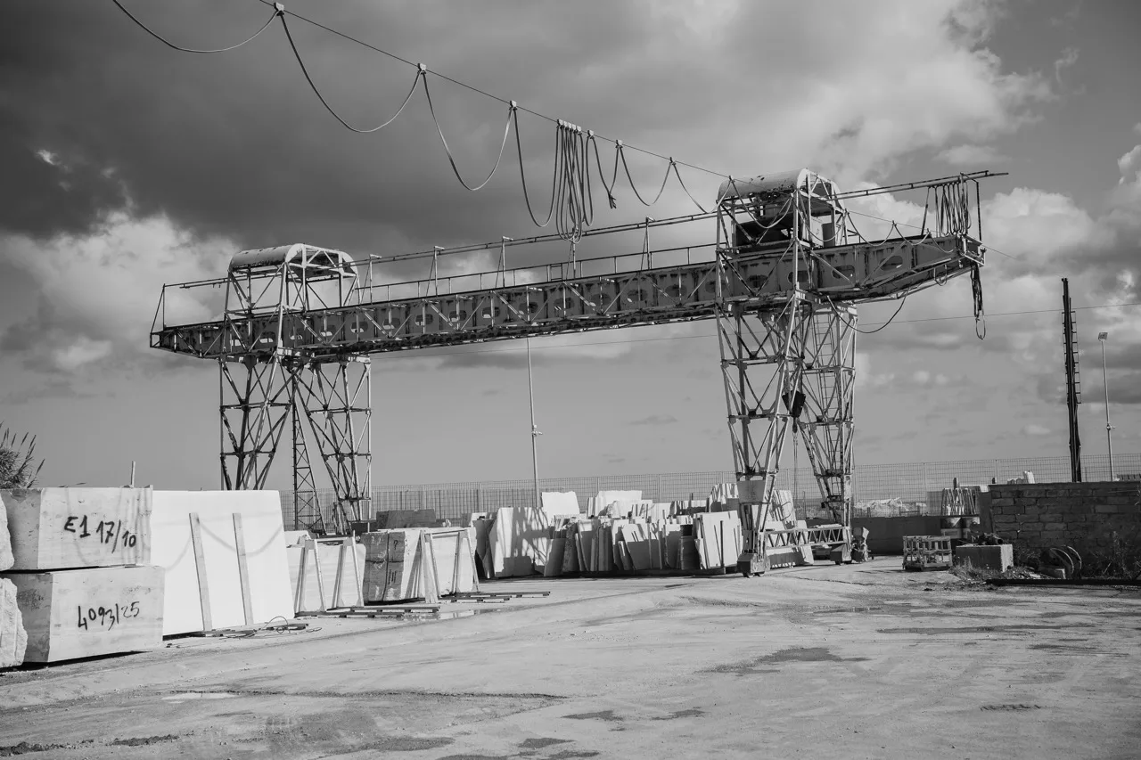 Il piazzale della segheria D.F. Marmi con i blocchi di Pietra di Trani sotto il carroponte