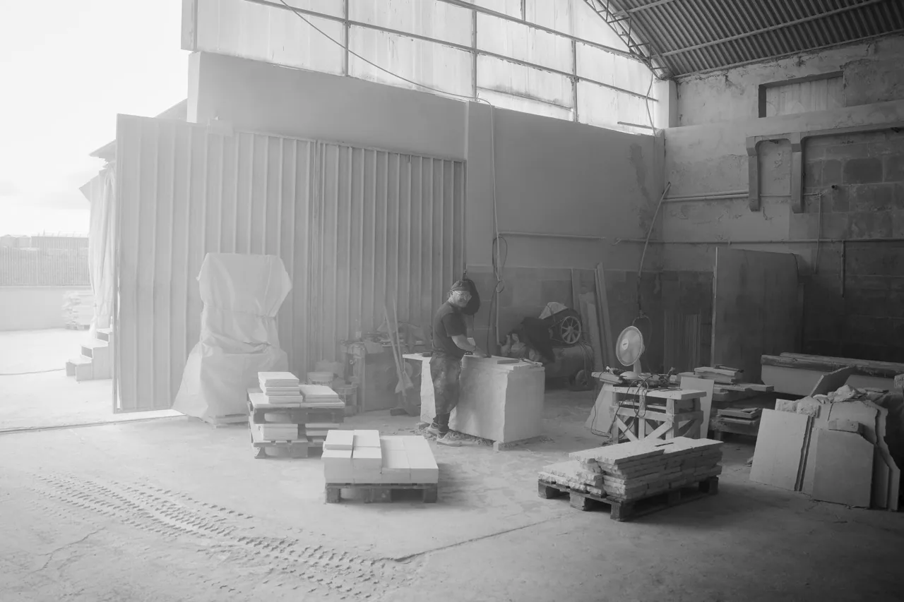 Interno dell'officina DF Marmi con le lastre di pietra in lavorazione
